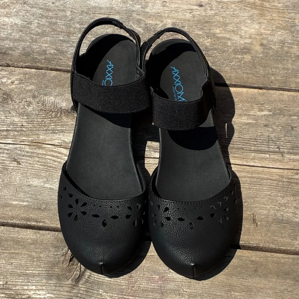 Axxiom Fantasy World Black Wedge Sandals Eyelit Laser Cut Cutout Mary Jane 7.5